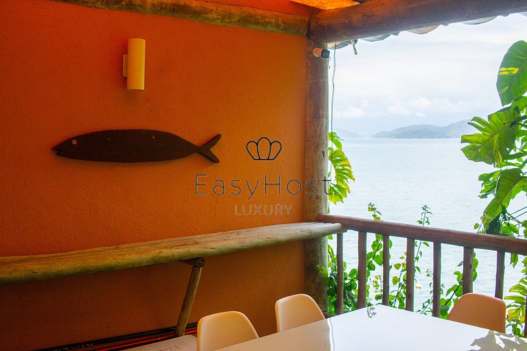 House for sale in Angra dos Reis, beachfront with 4 suites.