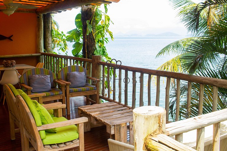 Casa en venta en Angra dos Reis, frente al mar con 4 suites.