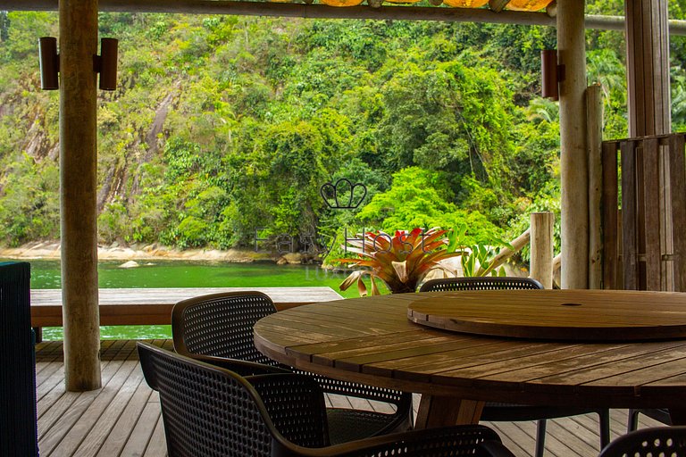 House for sale in Angra dos Reis, beachfront with 4 suites.