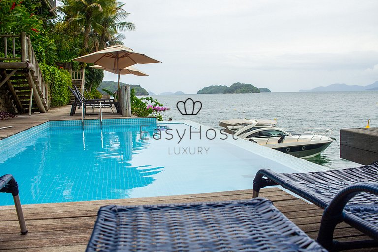 House for sale in Angra dos Reis, beachfront with 4 suites.