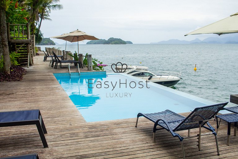 House for sale in Angra dos Reis, beachfront with 4 suites.