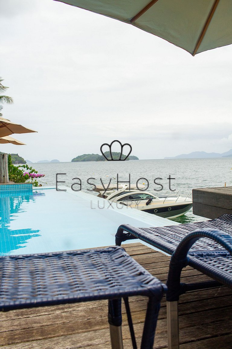 House for sale in Angra dos Reis, beachfront with 4 suites.