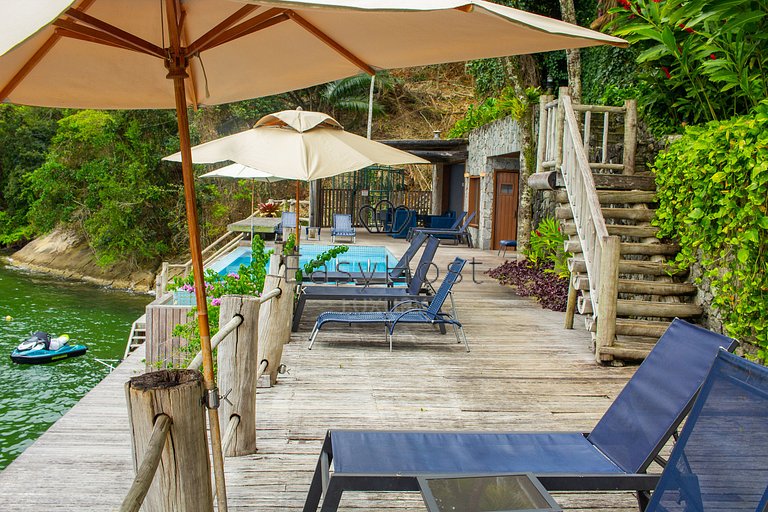 Casa à venda em angra dos reis, frente ao mar com 4 suítes