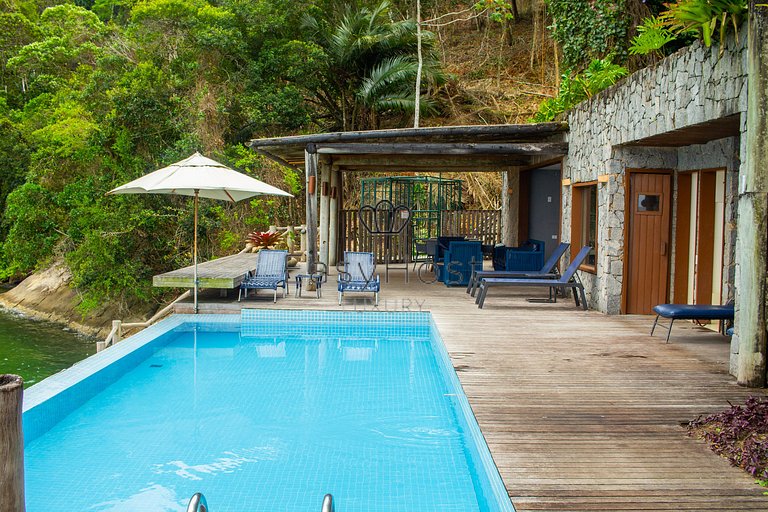Casa à venda em angra dos reis, frente ao mar com 4 suítes