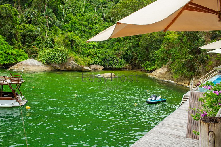 Casa en venta en Angra dos Reis, frente al mar con 4 suites.