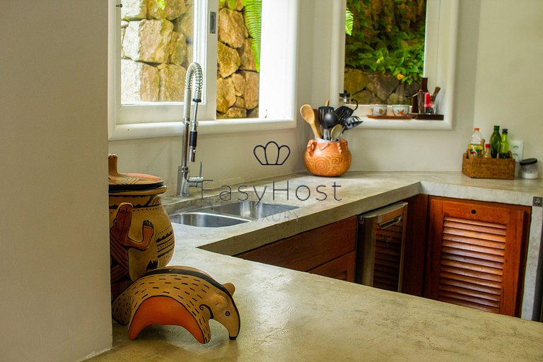 Casa en venta en Angra dos Reis, frente al mar con 4 suites.