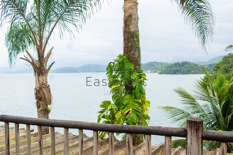 Casa en venta en Angra dos Reis, frente al mar con 4 suites.