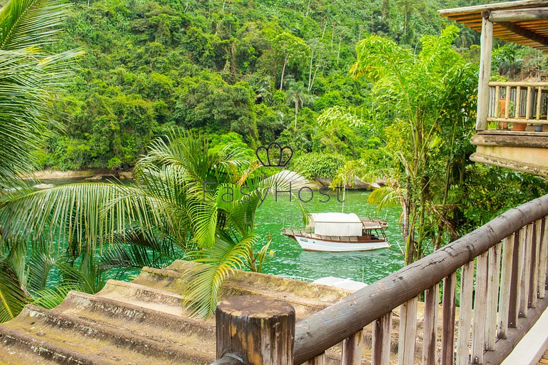 Casa en venta en Angra dos Reis, frente al mar con 4 suites.