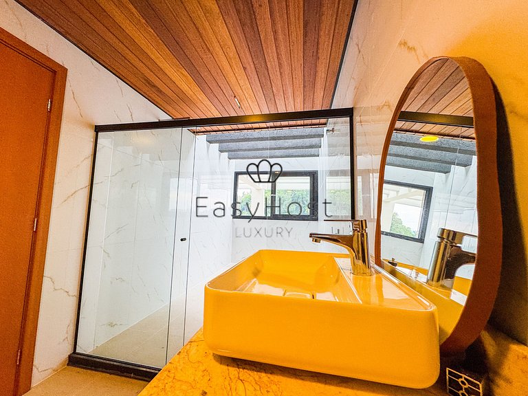 House with 57m of canal frontage in Porto Bracuhy in Angra