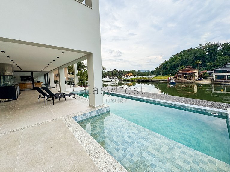 Casa com 57m de Canal no Porto Bracuhy em Angra dos Reis