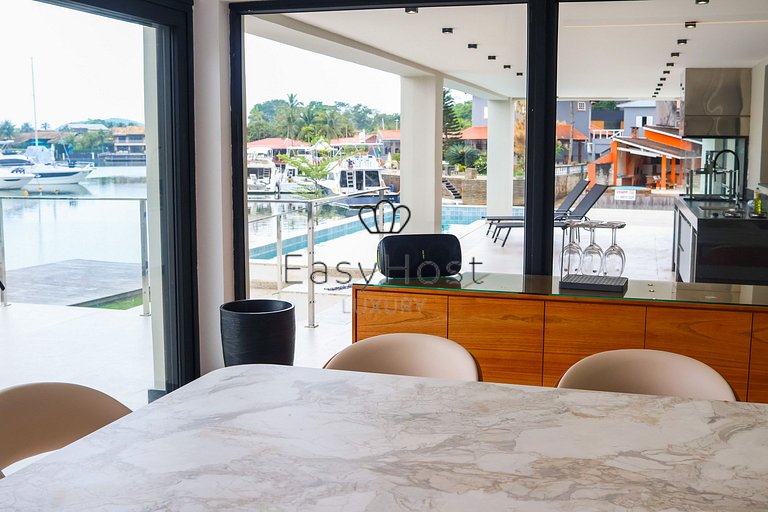 Casa com 57m de Canal no Porto Bracuhy em Angra dos Reis