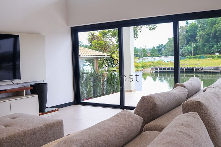 House with 57m of canal frontage in Porto Bracuhy in Angra