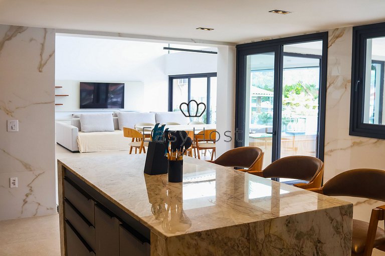 House with 57m of canal frontage in Porto Bracuhy in Angra