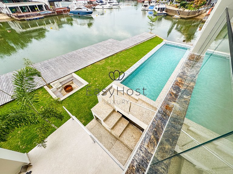 House with 57m of canal frontage in Porto Bracuhy in Angra