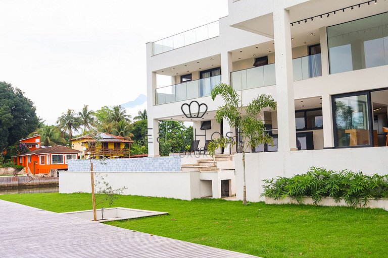 House with 57m of canal frontage in Porto Bracuhy in Angra