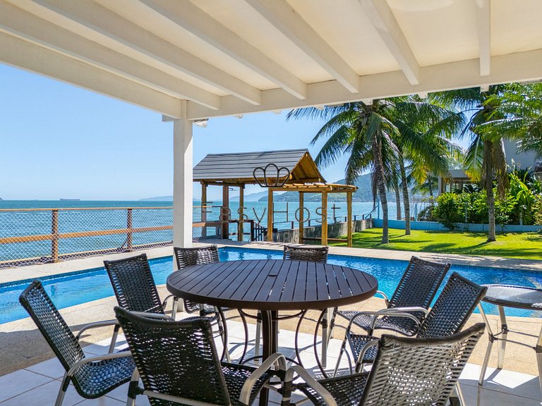 Casa beira mar à venda com piscina em Mangaratiba