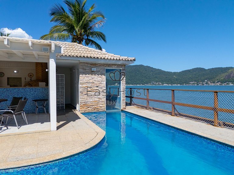 Casa beira mar à venda com piscina em Mangaratiba