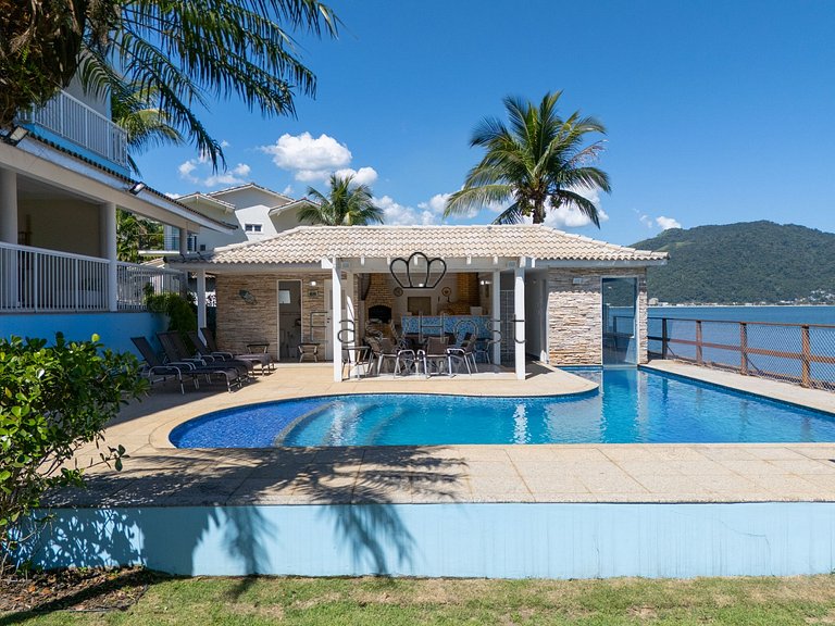 Casa en venta frente al mar con piscina en Mangaratiba
