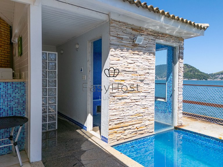 Casa beira mar à venda com piscina em Mangaratiba