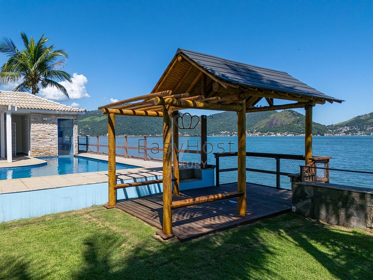 Casa beira mar à venda com piscina em Mangaratiba