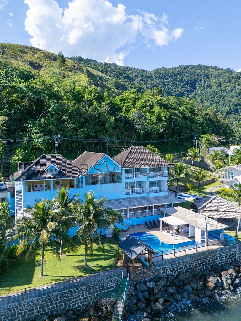 Beachfront house for sale with pool in Mangaratiba