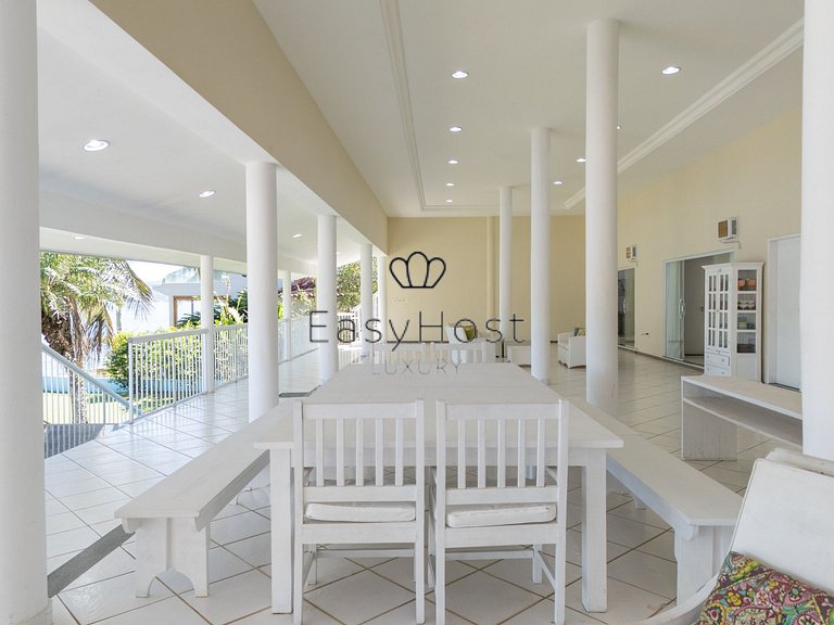 Beachfront house for sale with pool in Mangaratiba