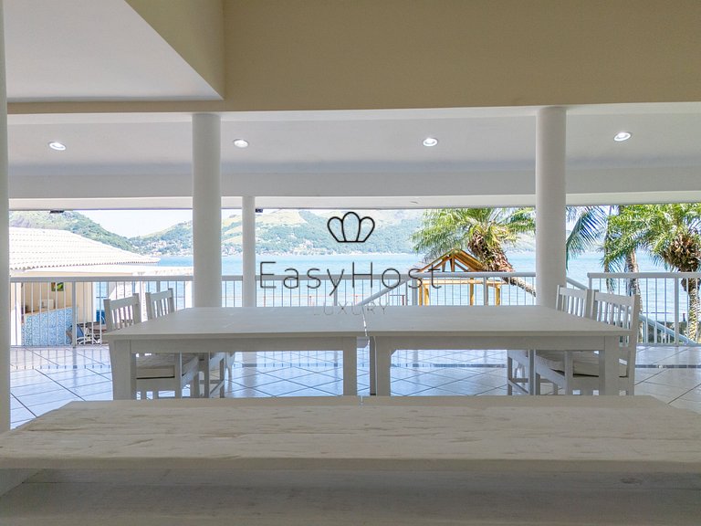 Casa beira mar à venda com piscina em Mangaratiba