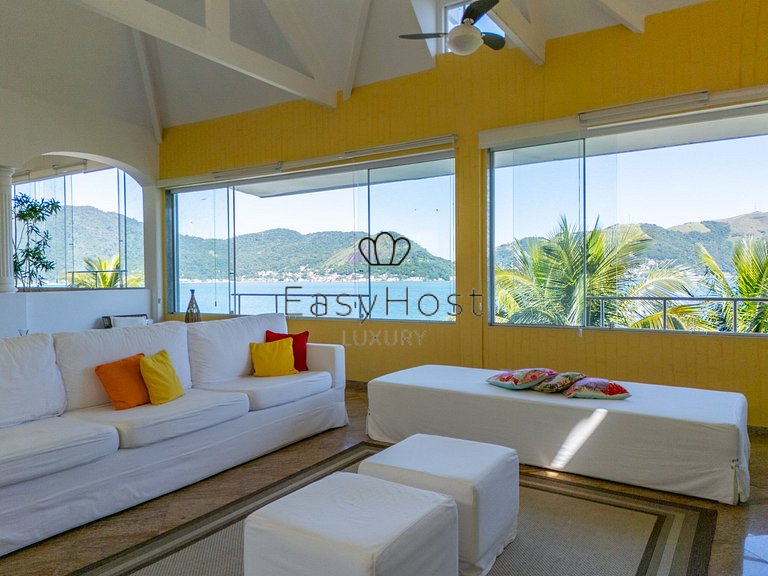 Beachfront house for sale with pool in Mangaratiba