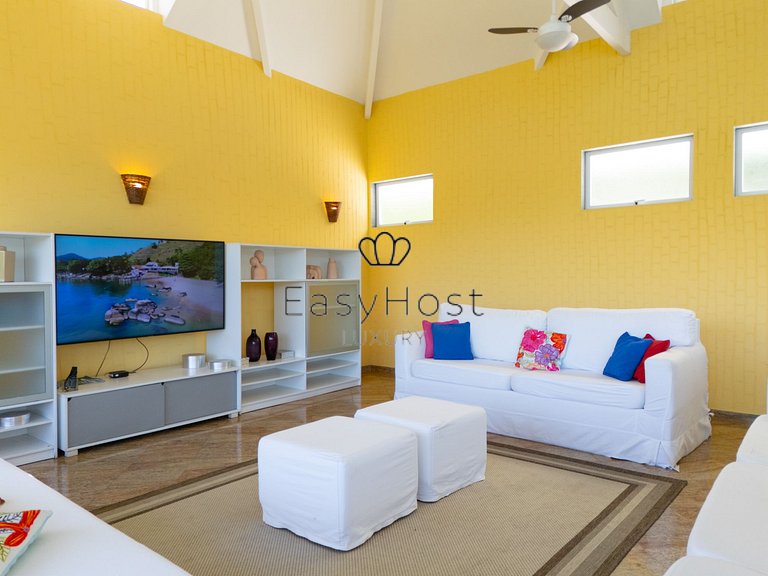 Beachfront house for sale with pool in Mangaratiba