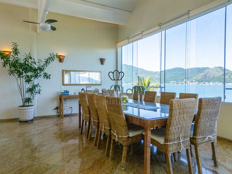 Beachfront house for sale with pool in Mangaratiba