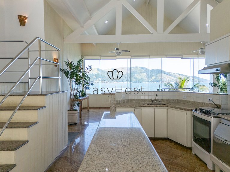 Beachfront house for sale with pool in Mangaratiba