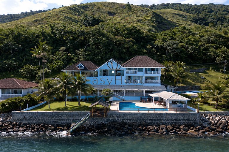 Beachfront house for sale with pool in Mangaratiba