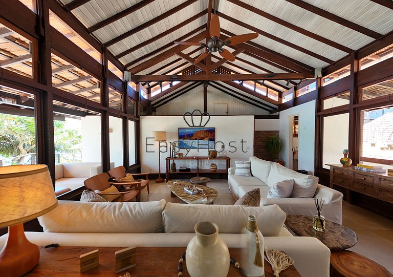 Beachfront house for vacation rental in Búzios.