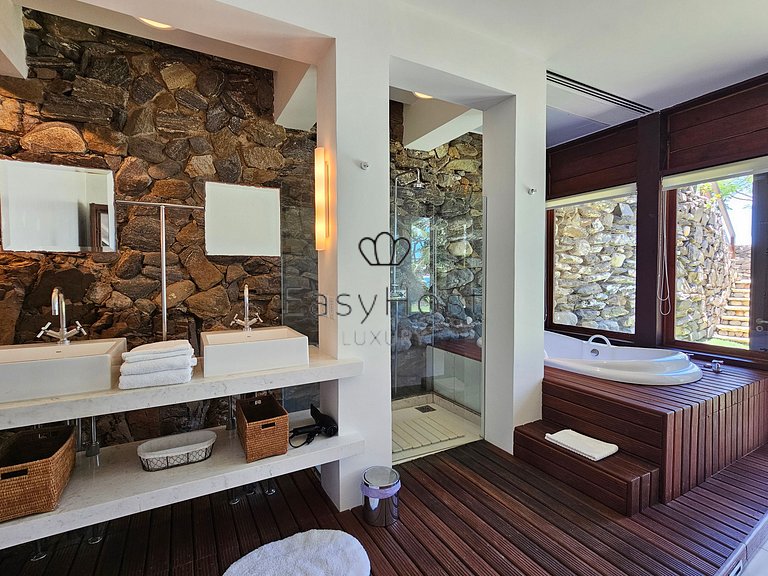 Beachfront house for vacation rental in Búzios.