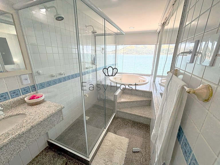 Casa beira mar à venda com piscina em Mangaratiba