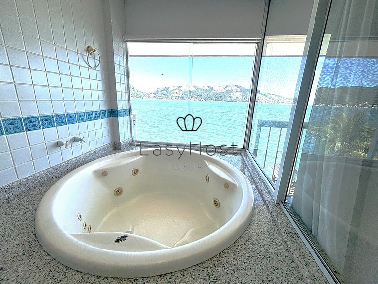 Beachfront house for sale with pool in Mangaratiba