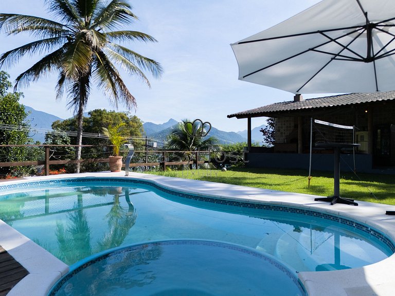 Beachfront house for sale with pool in Mangaratiba