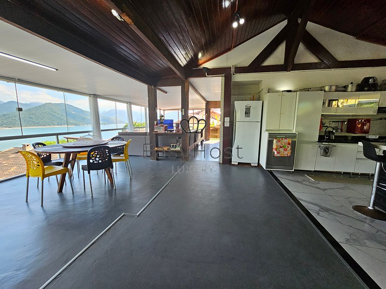 Casa à venda beira mar com piscina em Mangaratiba