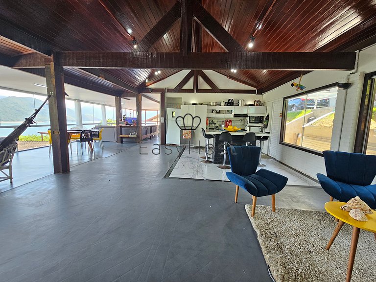 Casa à venda beira mar com piscina em Mangaratiba