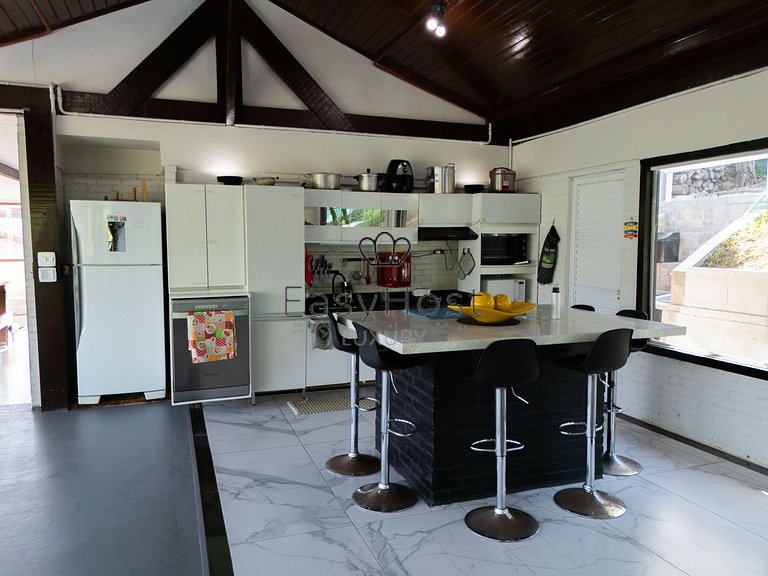 Casa en venta frente al mar con piscina en Mangaratiba