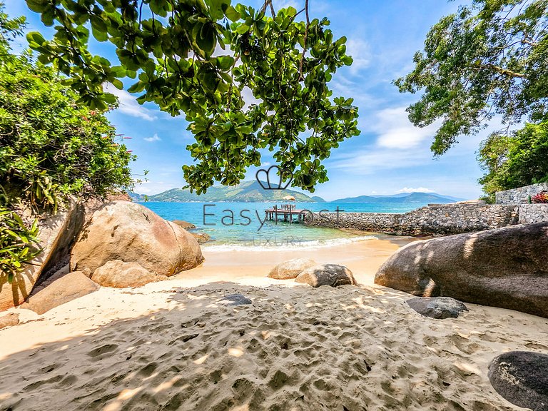 Beachfront house in Mangaratiba with private beach.