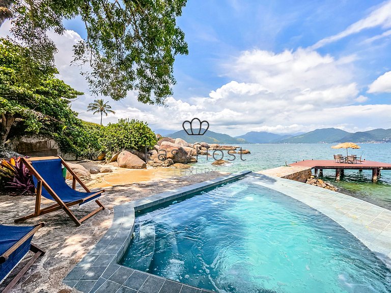 Beachfront house in Mangaratiba with private beach.