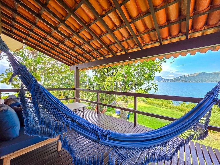 Beachfront house in Mangaratiba with private beach.