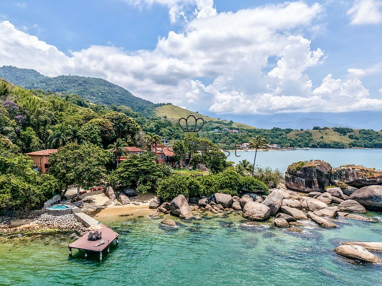 Beachfront house in Mangaratiba with private beach.