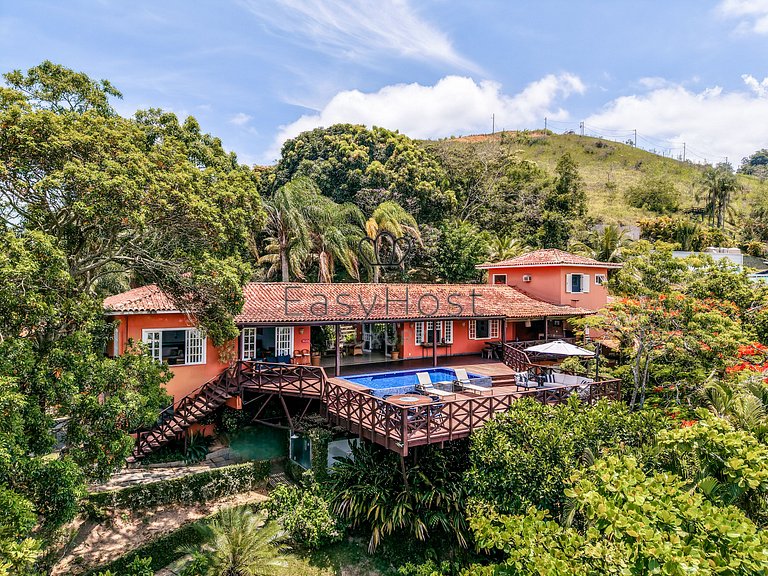 Beachfront house in Mangaratiba with private beach.