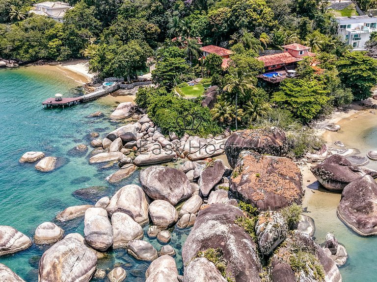 Beachfront house in Mangaratiba with private beach.