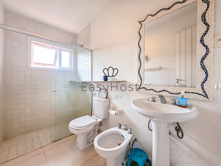 Beachfront house in Mangaratiba with private beach.