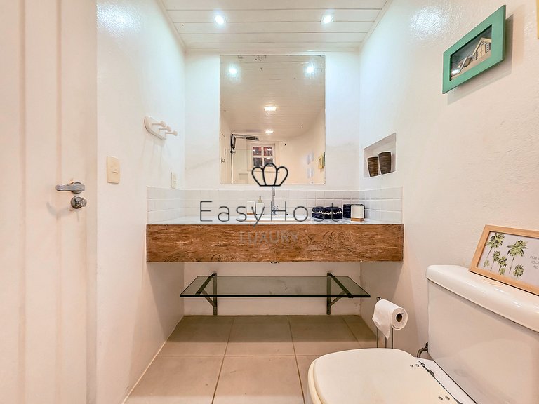 Beachfront house in Mangaratiba with private beach.