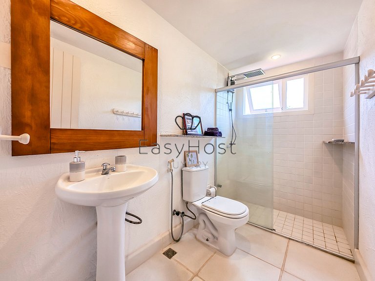 Beachfront house in Mangaratiba with private beach.