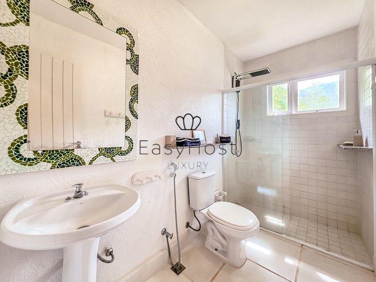 Beachfront house in Mangaratiba with private beach.